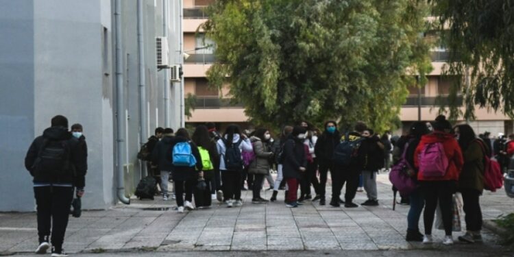 Απίστευτο περιστατικό σε σχολείο στα Καλύβια: Πατέρας μαθητή επιτέθηκε σε καθηγήτρια επειδή έβγαλε εκτός αίθουσας τον γιο του