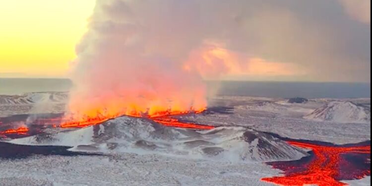 Alldaynews.gr Ισλανδία: “Ποτάμια” λάβας πλησιάζουν εργοστάσιο παραγωγής ηλεκτρικής ενέργειας – Απόκοσμες εικόνες