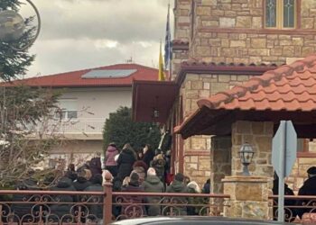 Πτολεμαΐδα: Κηδεύονται μωρό και πατέρας που πέθαναν την ίδια μέρα – Απαρηγόρητη η μητέρα