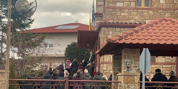 Πτολεμαΐδα: Κηδεύονται μωρό και πατέρας που πέθαναν την ίδια μέρα – Απαρηγόρητη η μητέρα