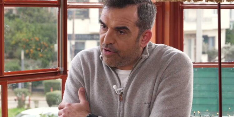 Alldaynews.gr Στέφανος Κωνσταντινίδης: Ο γιος μου από 15 ημερών έπαιρνε αντιβίωση, δεν είχε μείνει άλλη φλέβα – «Αντί για γάλα, έπινε αντιβίωση»