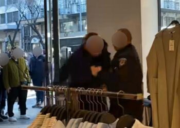 Θεσσαλονίκη: Ξύλο σε κατάστημα ρούχων μεταξύ σεκιουριτά και πελάτη για ένα μπουφάν (video)