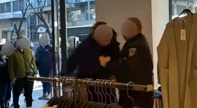 Θεσσαλονίκη: Ξύλο σε κατάστημα ρούχων μεταξύ σεκιουριτά και πελάτη για ένα μπουφάν (video)
