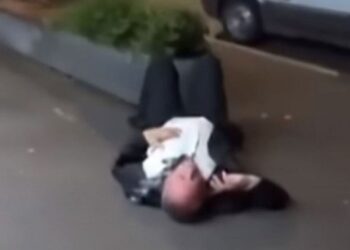 Σάλος με τον πρώην αναπληρωτή πρωθυπουργό ‑ Ξάπλωσε στον δρόμο μεθυσμένος