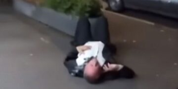 Alldaynews.gr Σάλος με τον πρώην αναπληρωτή πρωθυπουργό ‑ Ξάπλωσε στον δρόμο μεθυσμένος