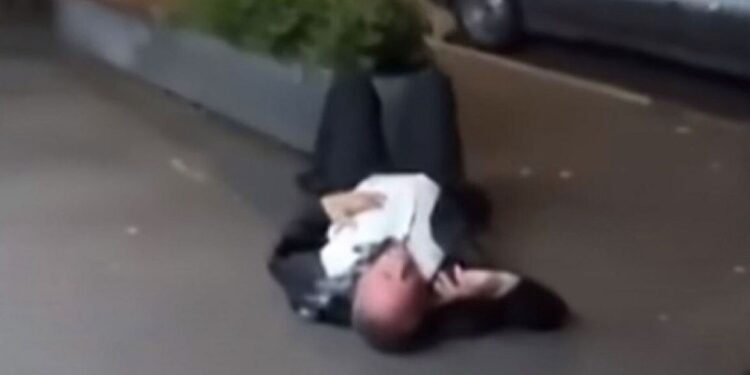 Alldaynews.gr Σάλος με τον πρώην αναπληρωτή πρωθυπουργό ‑ Ξάπλωσε στον δρόμο μεθυσμένος