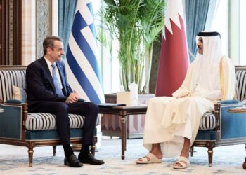 Μια εικόνα χίλιες λέξεις: Η επίσκεψη στο Κατάρ για επενδύσεις και οι παντόφλες του Εμίρη