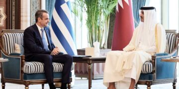 Alldaynews.gr Μια εικόνα χίλιες λέξεις: Η επίσκεψη στο Κατάρ για επενδύσεις και οι παντόφλες του Εμίρη