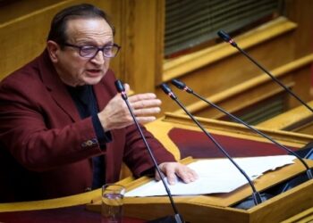 «Λύγισε» ο Μπιμπίλας στη Βουλή και απέσπασε θερμό χειροκρότημα από τα έδρανα της κυβέρνησης