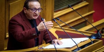 Alldaynews.gr «Λύγισε» ο Μπιμπίλας στη Βουλή και απέσπασε θερμό χειροκρότημα από τα έδρανα της κυβέρνησης