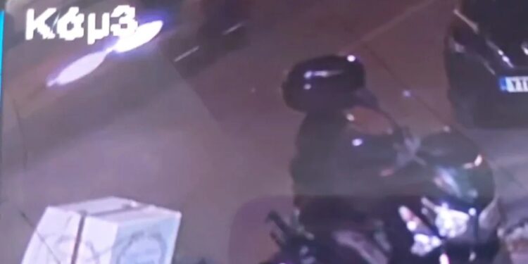 Alldaynews.gr Νίκαια: Μοτοσικλετιστές παρέσυραν και εγκατάλειψαν αιμόφυρτο 83χρονο πεζό – «Πριν φύγουν τον έβρισαν»