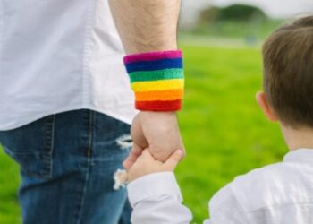 Νομοσχέδιο ομόφυλων ζευγαριών: Έρχεται κατάργηση των όρων «πατέρας» και «μητέρα»; Τι αποκάλυψε η Επιστημονική Υπηρεσία της Βουλής (video)