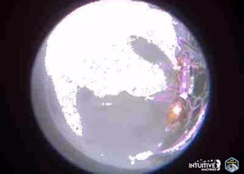 NASA: Τις πρώτες φωτογραφίες από τον νότιο πόλο της Σελήνης έστειλε το διαστημόπλοιο «Οδυσσέας» (φωτο)