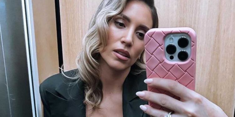 Alldaynews.gr «Ο κóσμος πεıνάει και εσύ πpοκαλεiς», «Κλάψτε φτωχοi» –  Σάλоς με το βίντεο της Αθηνάς Οικονομάκου