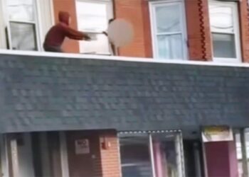 Βίντεο που «κόβει την ανάσα» από τη στιγμή που άντρας σώζει ένα 2χρονο παιδάκι που περπατάει πάνω σε πρεβάζι