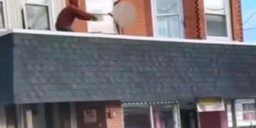 Alldaynews.gr Βίντεο που «κόβει την ανάσα» από τη στιγμή που άντρας σώζει ένα 2χρονο παιδάκι που περπατάει πάνω σε πρεβάζι