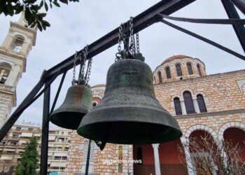 Τέμπη – Ανατριχιάζουν οι εικόνες: Η στιγμή που οι καμπάνες σε όλη τη χώρα ήχησαν πένθιμα 57 φορές (video)