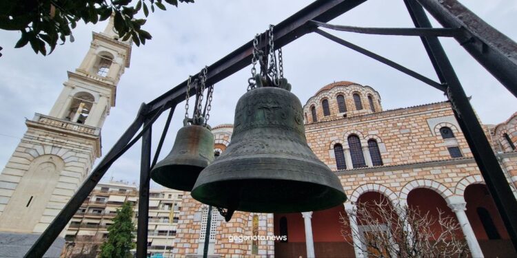 Alldaynews.gr Τέμπη – Ανατριχιάζουν οι εικόνες: Η στιγμή που οι καμπάνες σε όλη τη χώρα ήχησαν πένθιμα 57 φορές (video)