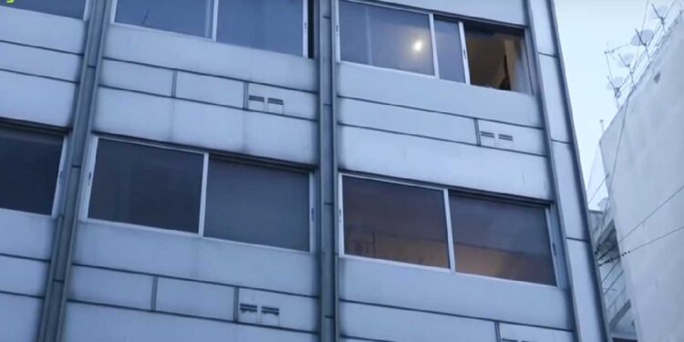 Alldaynews.gr Εξάρχεια: Νεκpός άνδρας με τραύμα στο κεφάλι σε διαμέρισμα – Βρέθηκε δίπλα του σφυρί και μαχαίρι (φωτο, video)