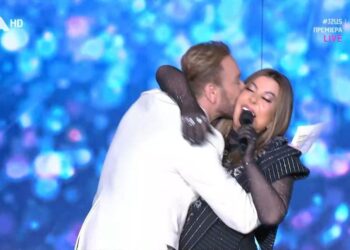 J2US: Η επιστροφή της Άντζελας Δημητρίου – «Είμαι εδώ…» (video)