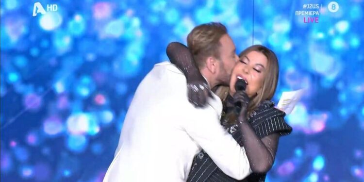 J2US: Η επιστροφή της Άντζελας Δημητρίου – «Είμαι εδώ…» (video)