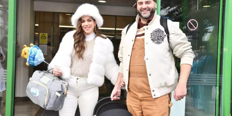 Κατερίνα Στικούδη: Εξιτήριο από το μαιευτήριο – Λάμπει από χαρά: «Όλα έγιναν πολύ γρήγορα, με μια σπρωξιά» (φωτο, video)