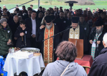 Ξέσπασε σε κλάματα ο ιερέας που διάβασε τα ονόματα των 57 θυμάτων στο μνημόσυνο των θυμάτων της τραγωδίας των Τεμπών