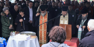 Alldaynews.gr Ξέσπασε σε κλάματα ο ιερέας που διάβασε τα ονόματα των 57 θυμάτων στο μνημόσυνο των θυμάτων της τραγωδίας των Τεμπών