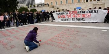 Alldaynews.gr Αδιανόητο, έσβησαν τα ονόματα των θυμάτων των Τεμπών στο Σύνταγμα: Η απάντηση του Δήμου Αθηναίων (video)