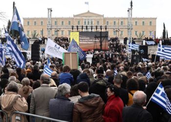 Σύνταγμα: Χıλιάδες κόσμος στο συλλαλnτήριο εναντiα για τον γάμο ομόφuλων ζεuγαριών και την τεκνοθεσiα