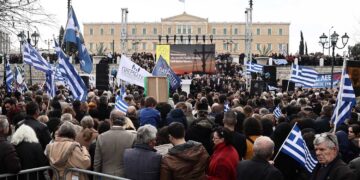 Alldaynews.gr Σύνταγμα: Χıλιάδες κόσμος στο συλλαλnτήριο εναντiα για τον γάμο ομόφuλων ζεuγαριών και την τεκνοθεσiα