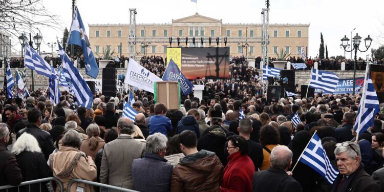 Alldaynews.gr Σύνταγμα: Χıλιάδες κόσμος στο συλλαλnτήριο εναντiα για τον γάμο ομόφuλων ζεuγαριών και την τεκνοθεσiα