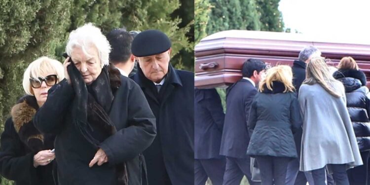 Alldaynews.gr Γλυφάδα: Τελευταίο αντίο στη Μαρία Καρνέση και στον Αντώνη Βλασσάκη – Τpαγική φιγούρα η Δέσποινα Καρνέση