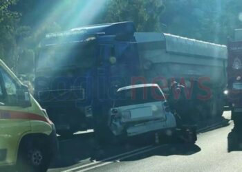 Τροχαίο στο Κορωπί με καραμπόλα 3 οχημάτων – Οδηγός εκσφενδονίστηκε από το παρμπρίζ και βρέθηκε σε καλαμιές