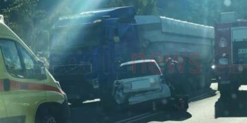 Τροχαίο στο Κορωπί με καραμπόλα 3 οχημάτων – Οδηγός εκσφενδονίστηκε από το παρμπρίζ και βρέθηκε σε καλαμιές