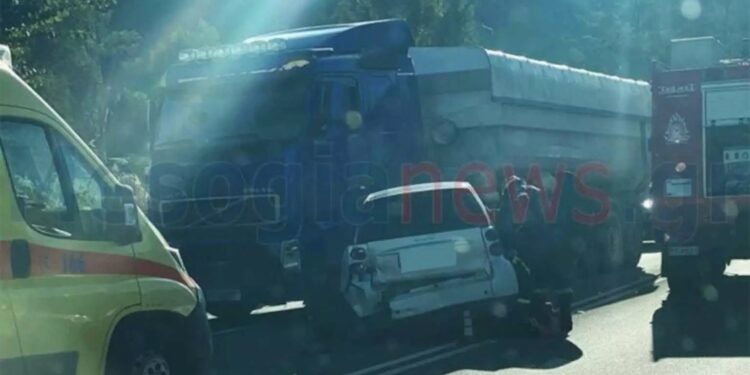 Τροχαίο στο Κορωπί με καραμπόλα 3 οχημάτων – Οδηγός εκσφενδονίστηκε από το παρμπρίζ και βρέθηκε σε καλαμιές