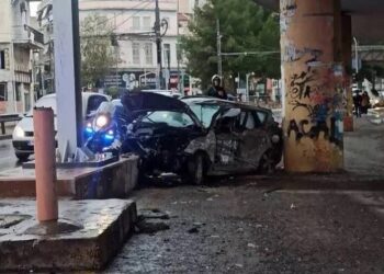 Τροχαίο ατύχημα στον Πειραιά: Χωρίς τις αισθήσεις του ανασύρθηκε ο οδηγός – Το ΙΧ καρφώθηκε σε κολόνα (φωτο, video)