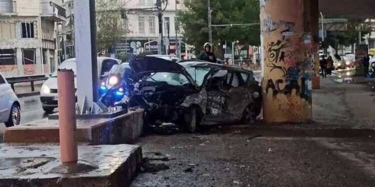 Alldaynews.gr Τροχαίο ατύχημα στον Πειραιά: Χωρίς τις αισθήσεις του ανασύρθηκε ο οδηγός – Το ΙΧ καρφώθηκε σε κολόνα (φωτο, video)