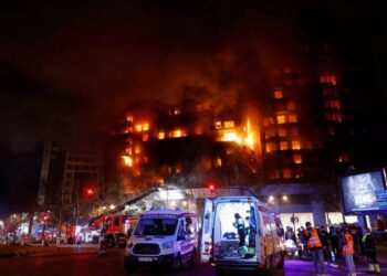 4 νεκροί από τη μεγάλη φωτιά σε κτίριο στη Βαλένθια – Πληροφορίες για πολλούς αγνοούμενους (video)