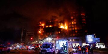 4 νεκροί από τη μεγάλη φωτιά σε κτίριο στη Βαλένθια – Πληροφορίες για πολλούς αγνοούμενους (video)