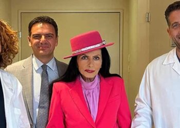 Σιδερένια: Πήρε εξıτήρıο η Ζωζώ Σαπουντζάκη – Φωτογραφήθηκε με το ıατρικό προσωπıκό