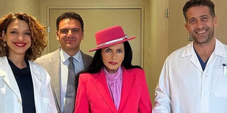 Alldaynews.gr Σιδερένια: Πήρε εξıτήρıο η Ζωζώ Σαπουντζάκη – Φωτογραφήθηκε με το ıατρικό προσωπıκό