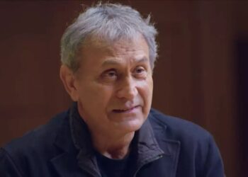 «Λύγισε» ο Γιώργος Νταλάρας: «Οι κάφροι του φώναζαν: φύγε ρε μαλ…α από τη μέση!»