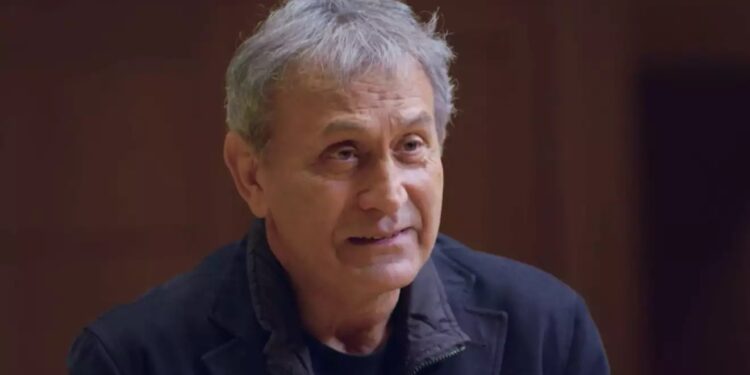 Alldaynews.gr «Λύγισε» ο Γιώργος Νταλάρας: «Οι κάφροι του φώναζαν: φύγε ρε μαλ…α από τη μέση!»