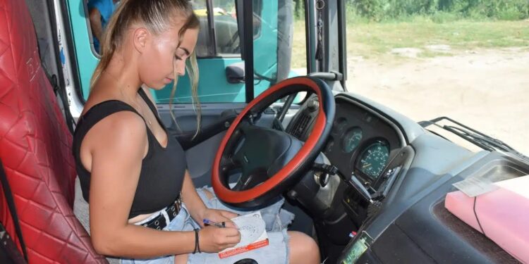 Alldaynews.gr Βεροιώτισσα οδηγός νταλίκας έπιασε το τιμόνι και ομορφαίνει τους ελληνικούς δρόμους (φωτο, video)