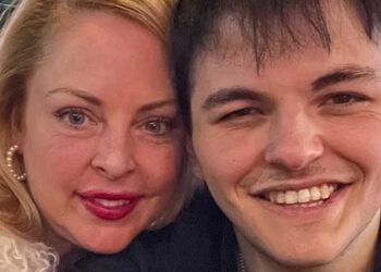 Εκείνος 23 ετών, εκείνη πλούσια 50χρονη χήρα: «Δεν τη θέλω για τα λεφτά της», λέει περήφανος ο ίδιος – «Κατάλαβα ότι μου αρέσουν οι νεότεροι»