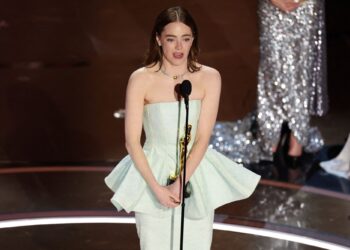 Oscars 2024: Η στιγμή που η δακρυσμένη Έμα Στόουν ευχαριστεί τον Λάνθιμο