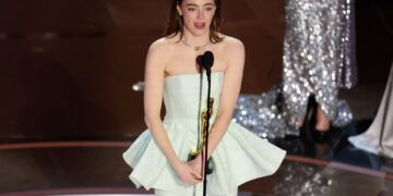 Alldaynews.gr Oscars 2024: Η στιγμή που η δακρυσμένη Έμα Στόουν ευχαριστεί τον Λάνθιμο