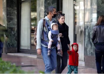 Ο Κοντιζάς αποκάλυψε την αστεία ιστορία γνωριμίας με την Λαρισαία σύζυγό του – “Σου έδωσε τηλέφωνο η Κινέζα;” (video)