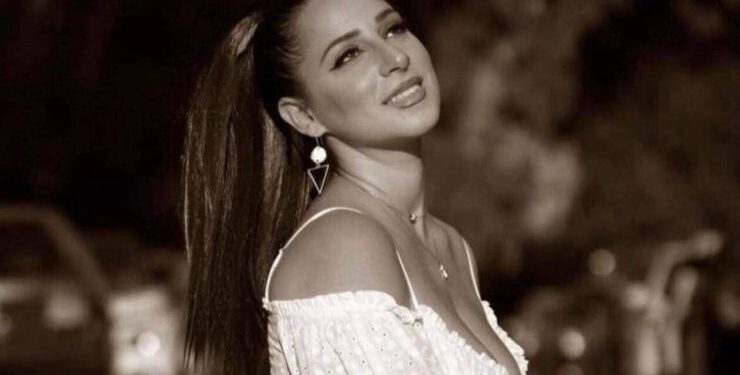 Alldaynews.gr Θύμα ξυλοδαρμού έγκυος Ελληνίδα τραγουδίστρια από τον σύζυγό της (video)